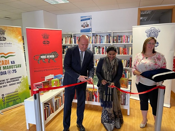 Ambassador of India to Slovenia Mrs. Namrata S. Kumar and the Mayor of Piran Mr. Dzenio Zadkovic cut the ribbon to inaugurate an India Corner in the Lucija Library branch of the Piran City Library on 28 September 2022